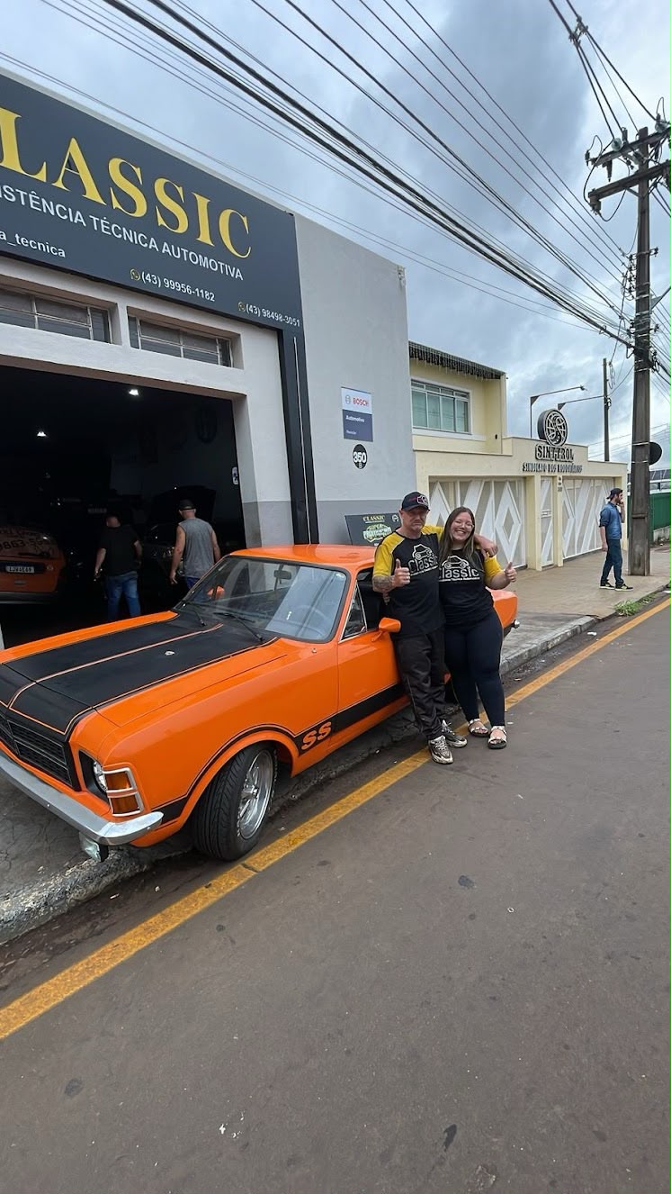 Equipe da CLASSIC ao lado de um Opala SS na frente da oficina