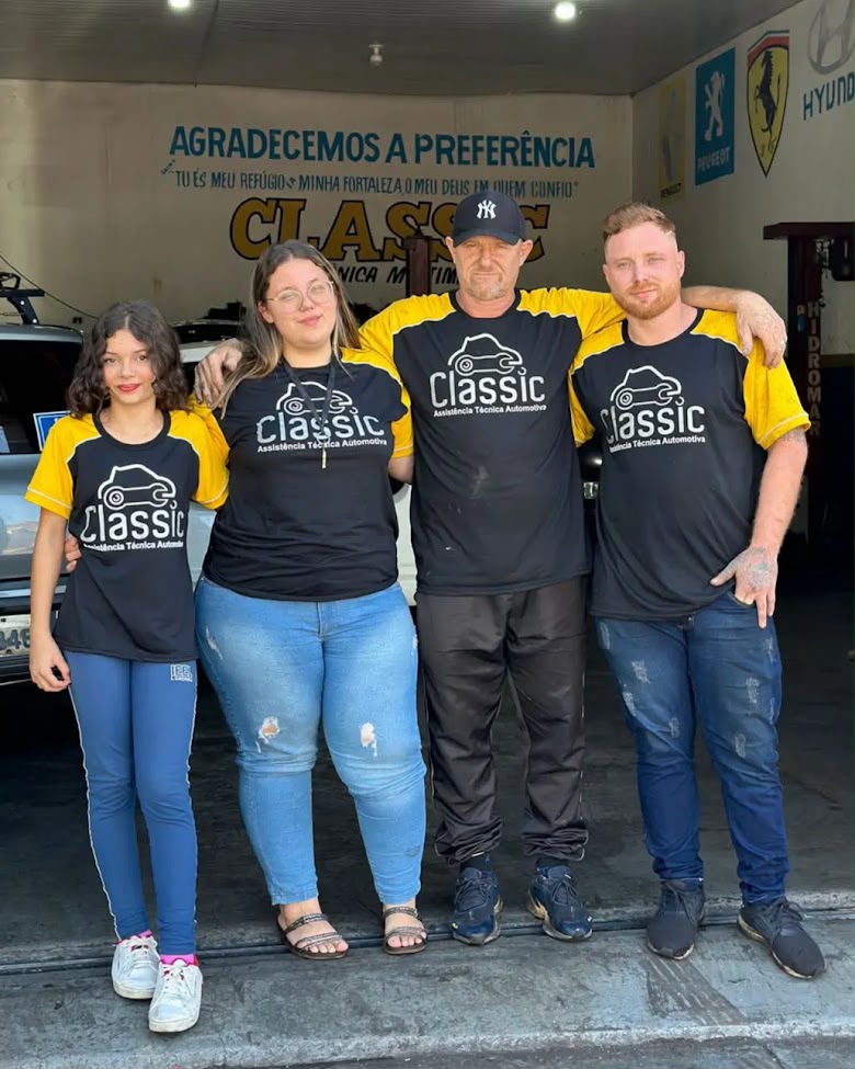 Equipe da CLASSIC em frente à oficina